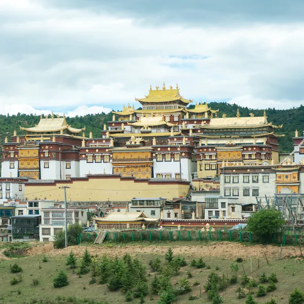 云下的松赞林寺建筑群