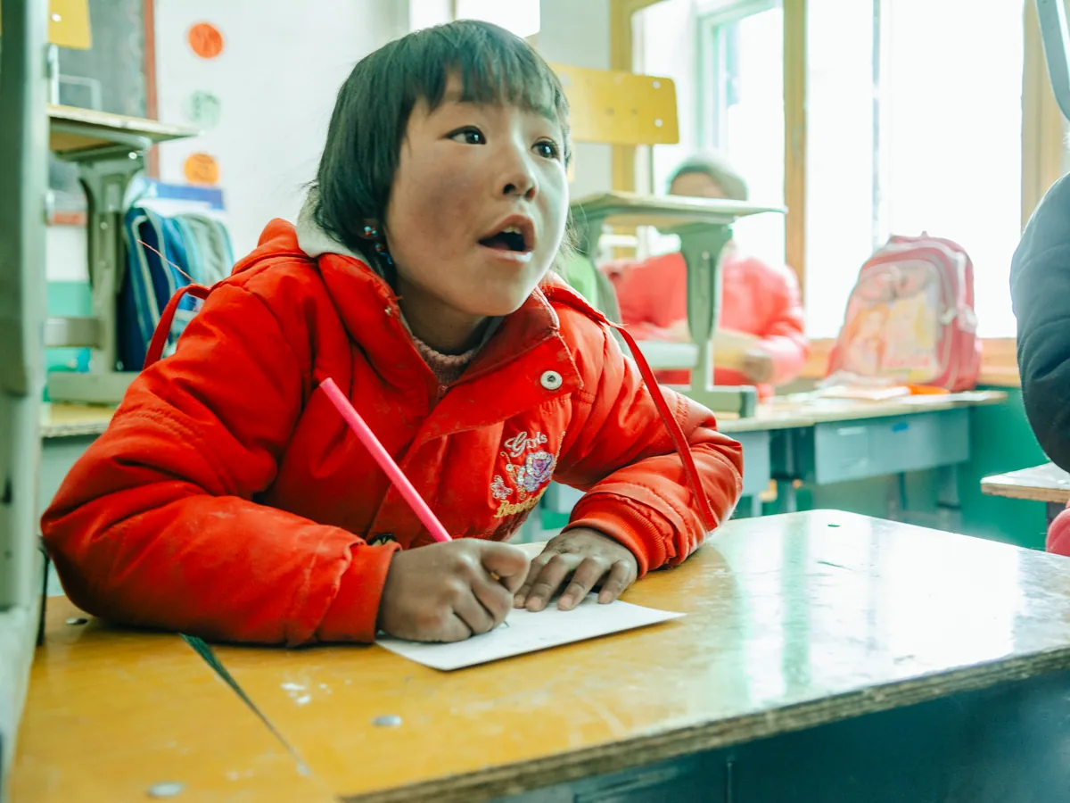 高原地区的孩子在课桌前书写